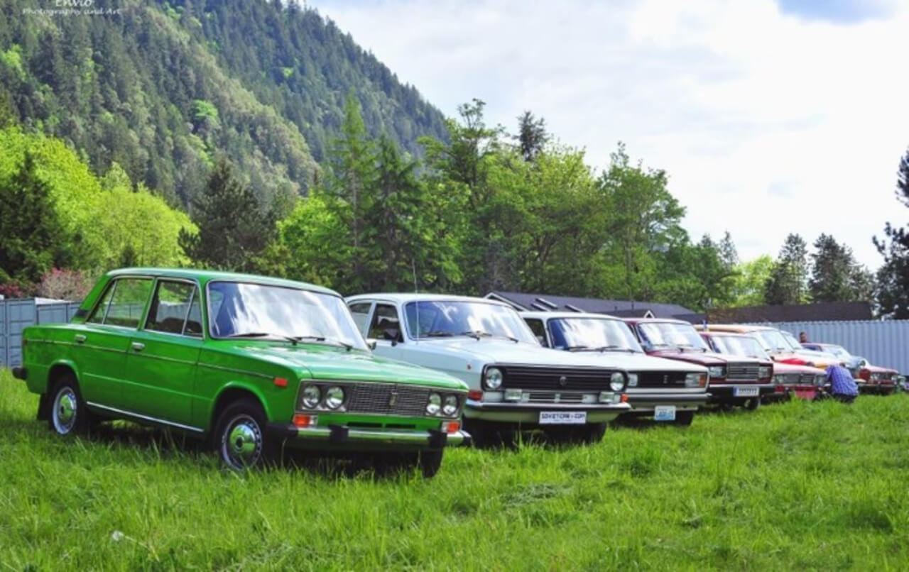 Russian car. Отечественные авто. Русский автопром. Много Жигулей. Советские автомобили в ряд.