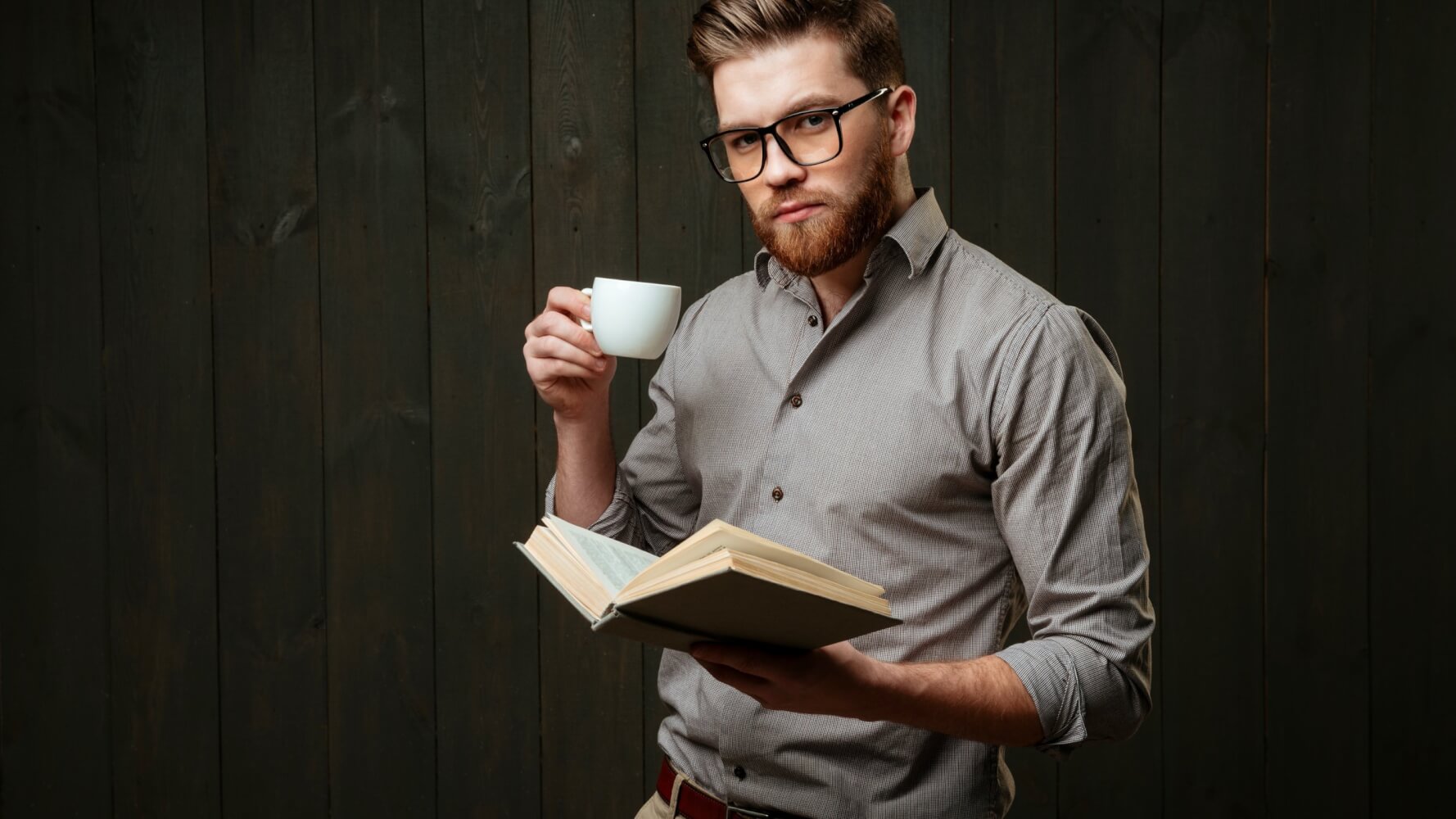 Отзывы люди кофе. Парень с книгой. Умный парень. Мужчина с книгой в руках. Интеллигентный мужчина.