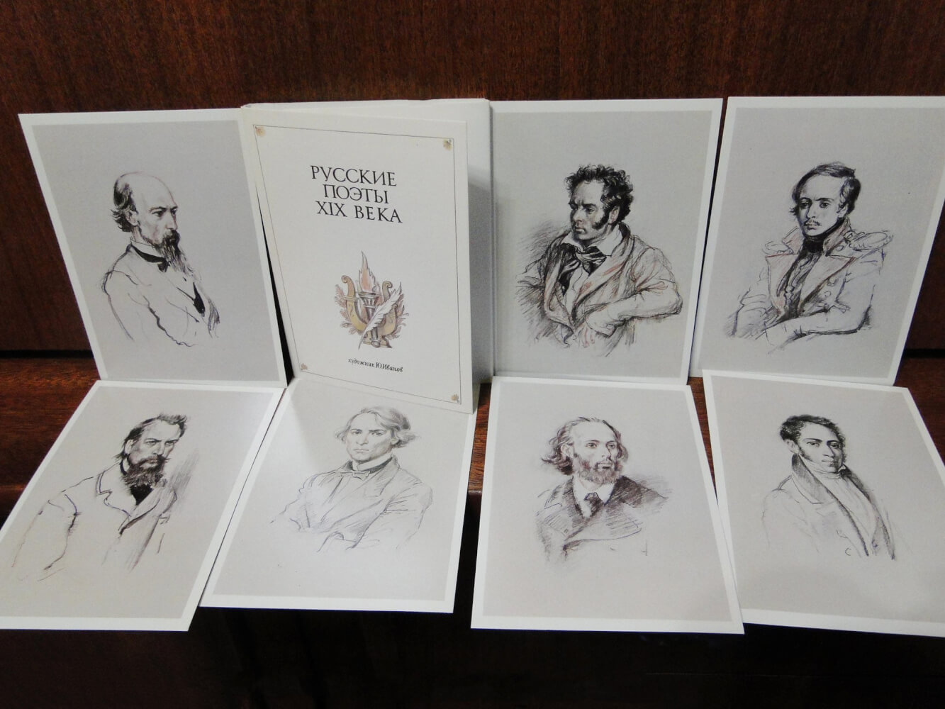 Вырезанные портреты из картона писателей и поэтов на живую классику. Как нарисовать какого то поэта.
