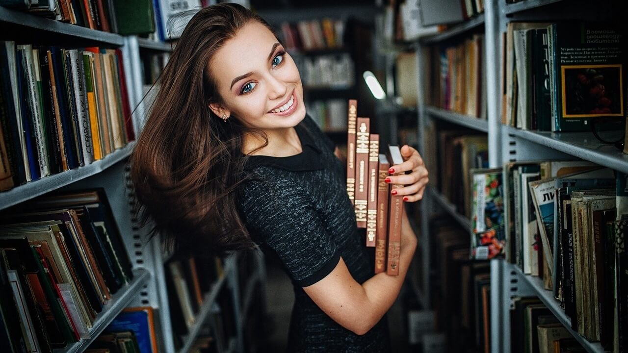 Олеся возле книжного шкафа